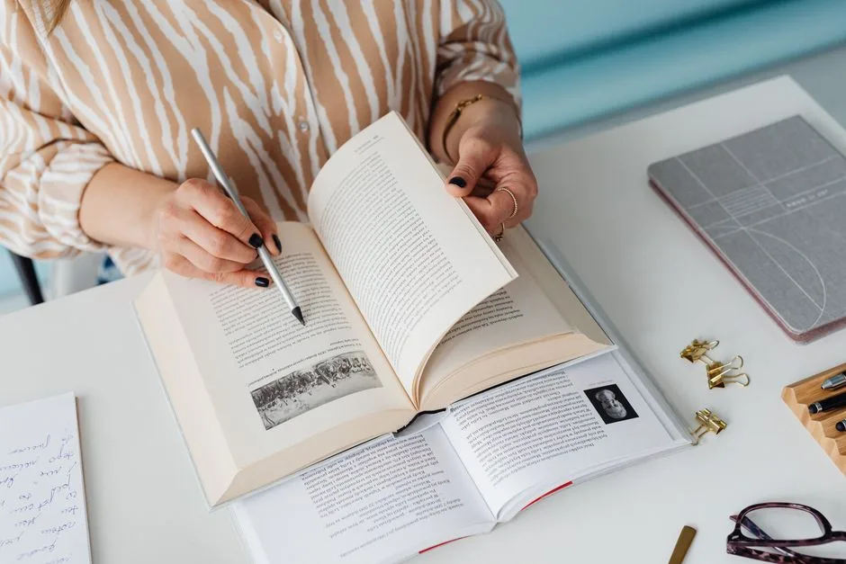 Membaca buku self-help bisa jadi langkah awal untuk mengelola overthinking dan kecemasan ringan.