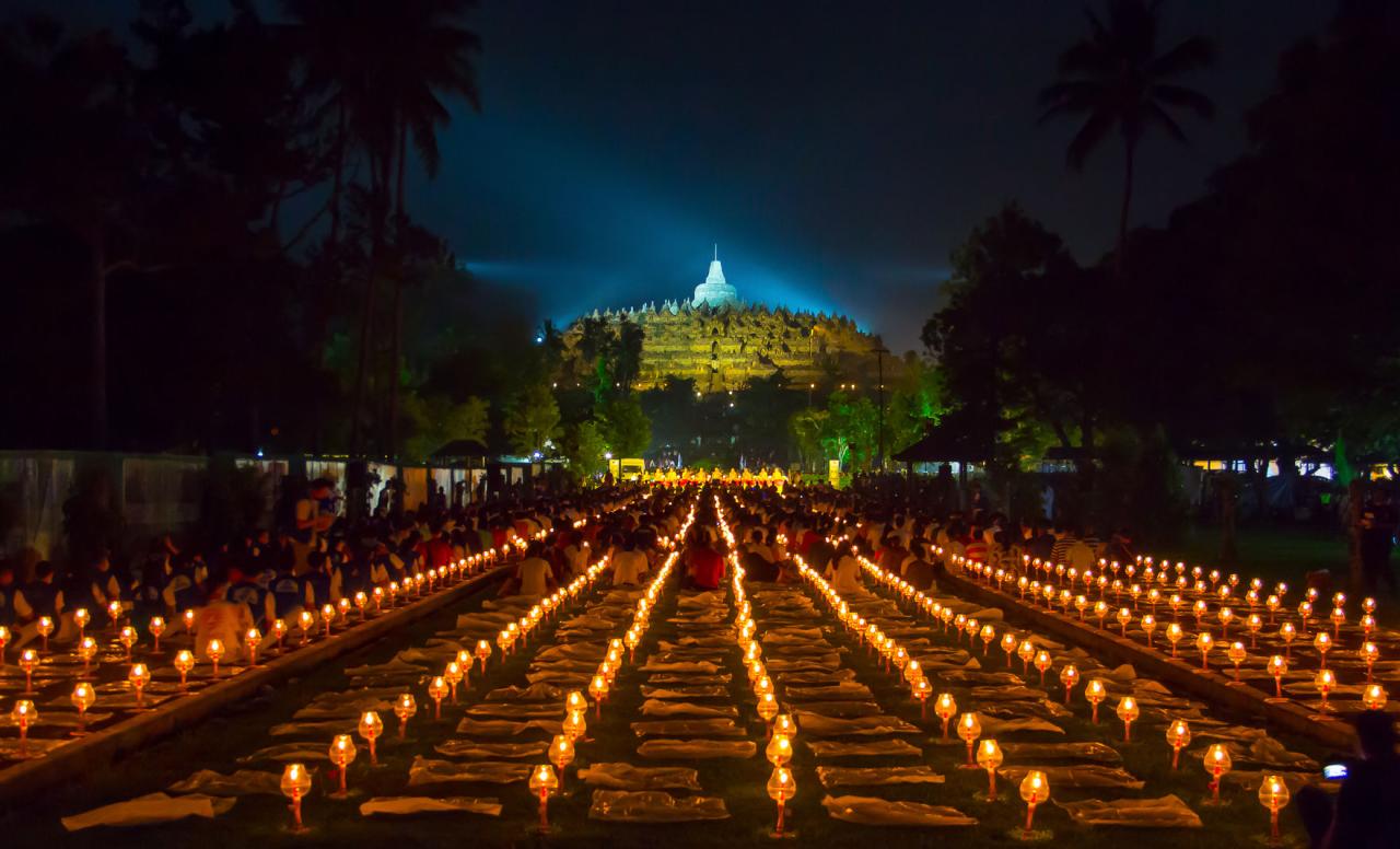 borobudur waisak barcelona cheap festival turkish tripcetera java magelang notte accese candele migliaia