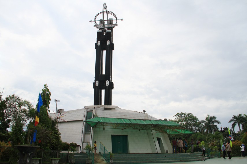 tugu khatulistiwa terdapat di kota