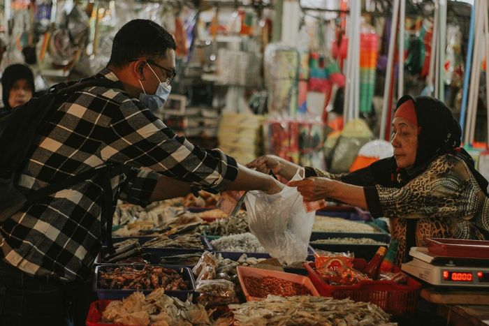 mengapa orang melakukan kegiatan konsumsi terbaru