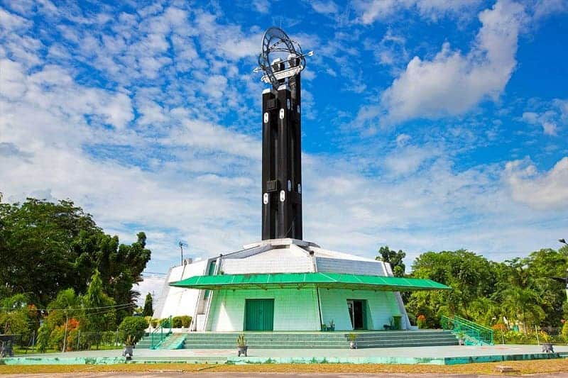 tugu khatulistiwa pontianak ikonik