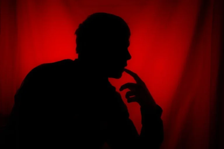 Kenapa Saya Suka Bicara Sendiri? Penjelasan Psikologis di Balik ‘Self-Talk’