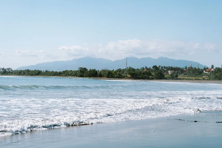 Ombak Pantai Selatan Jawa yang ganas, diyakini sebagai wilayah kekuasaan Nyi Roro Kidul.