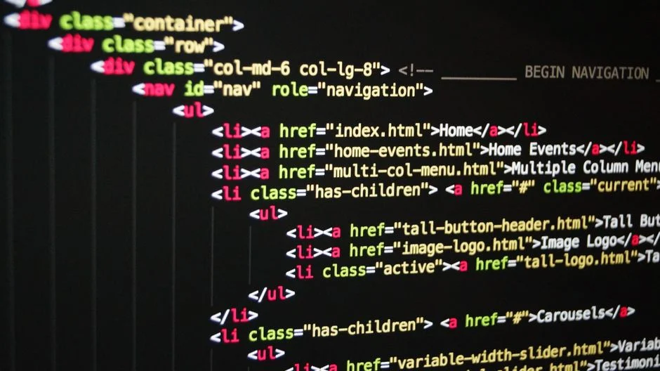 Ilustrasi perbandingan konsep frontend dan backend dalam pengembangan web.