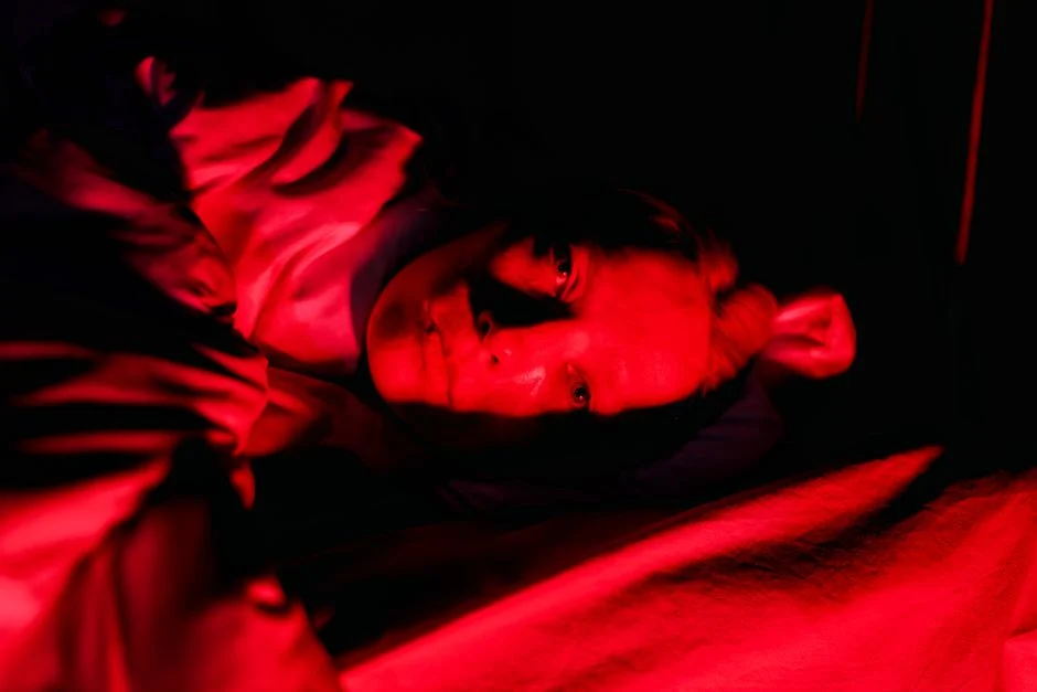 Seseorang yang terbangun namun tidak bisa menggerakkan tubuhnya, ilustrasi sleep paralysis.