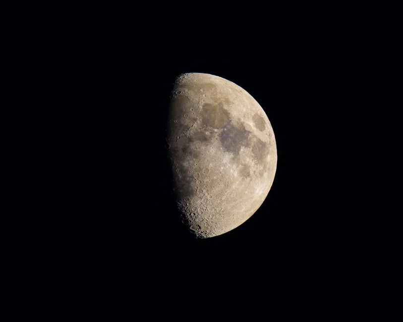 Pemandangan permukaan Bulan yang diambil oleh astronaut Apollo 11.