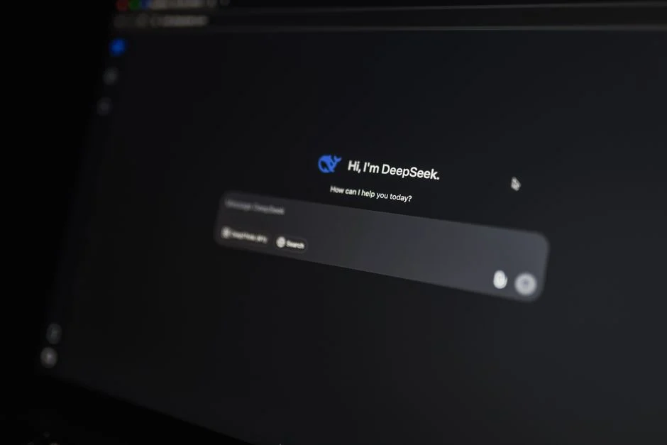 Tampilan perbandingan Brave dan Firefox yang menyoroti fitur keamanan.