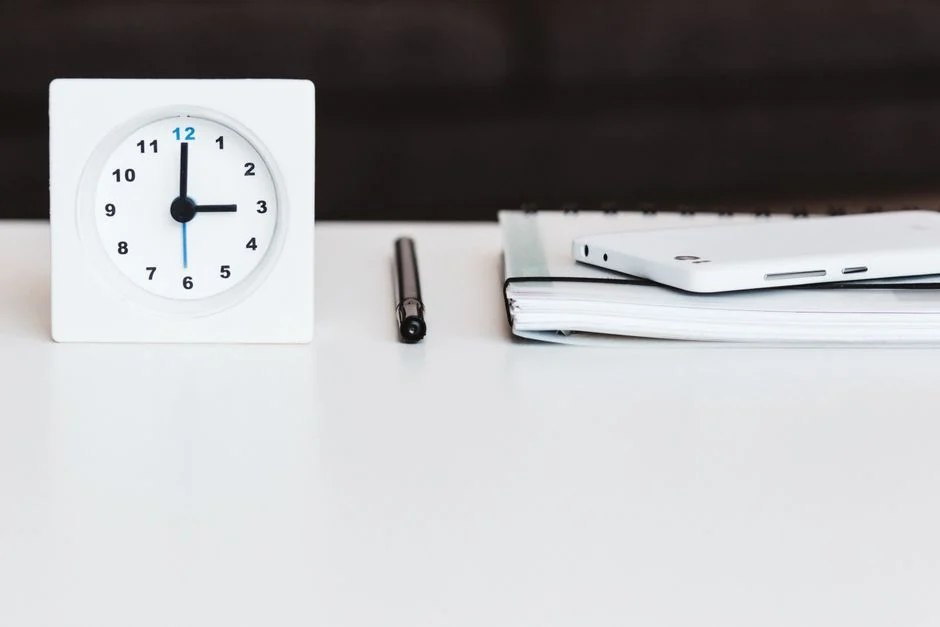 Fokus pada satu tugas dengan timer Pomodoro di meja kerja.