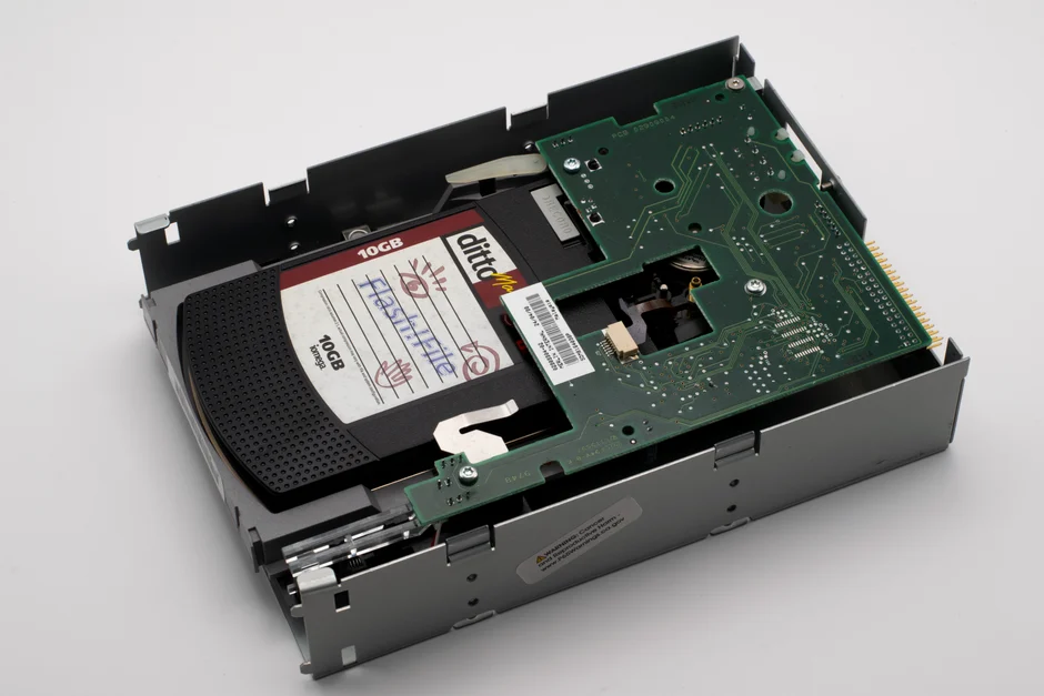 Proses migrasi data dari SSD lama ke SSD baru untuk upgrade.
