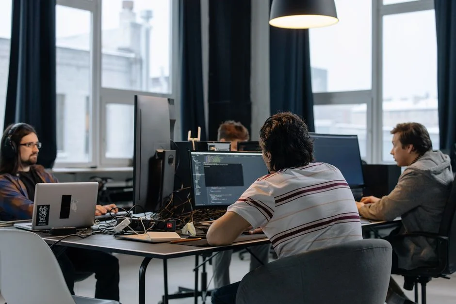 Seorang developer sedang mempertimbangkan keputusan upgrade PHP untuk proyeknya.