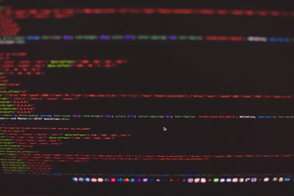 Tampilan kode di layar monitor yang menunjukkan proses pengembangan web.